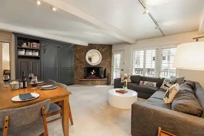 Image de Pool Breeze Condo steps from Vail Mtn Gondola w/ fireplace, hot tub + spa access
