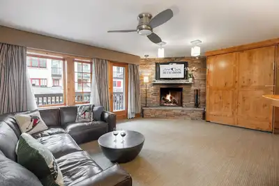 Image de Charming Condo overlooking Vail Village, steps away from Gondola + hot tub + spa