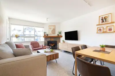 Image de Prime 2br/2ba Designer Home in Olympic Plaza w/Ht