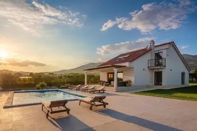 Image de Maison de vacances Kaštel Novi pour 1 - 8 personnes avec 4 chambres à coucher - Maison de vacances