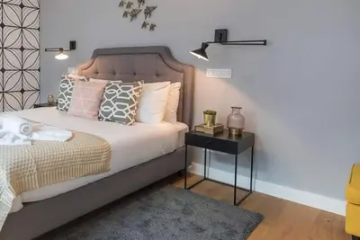 Image de Modern and Colourful Flat in Graça by LovelyStay