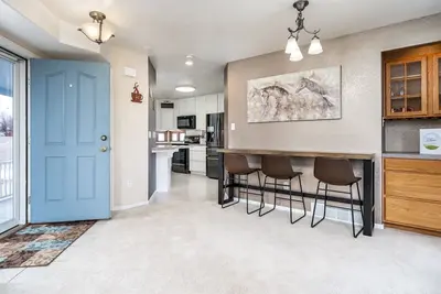 Image de Unique Triangle shaped house with 2 master suites on separate floors.