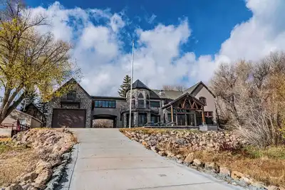 Image de Sleeps 39 comfortably (50 max), Parking for up to 13 vehicles, 10 bedrooms, 7 Full baths, 2 Half. . .