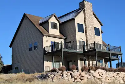 Image de Sleeps a maximum of 24 guests. This 4100 square foot cabin consists of 5 bedrooms and 3 full bath. . .