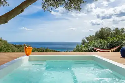 Elégante villa sarde avec vue mer, piscine et spa