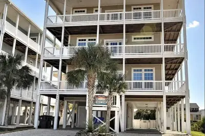 Image de 8 Bedrooms, 7 Baths, Sleeps 20, Linens, Private Heated Pool, Elevator, Golf Near
