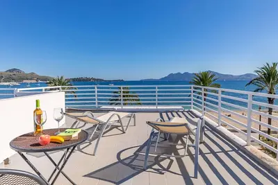 Image de Incredible apartment on the seafront, with A/C, high speed internet and solarium.