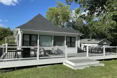 Image de Modern Downtown Lake Geneva Charm Sleeps 8