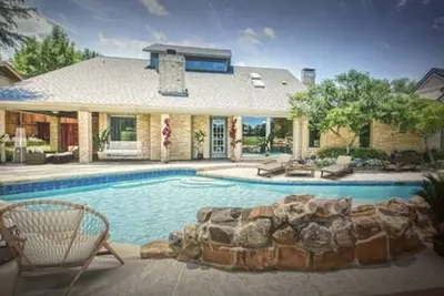 Image de Beautifully Remodeled Property w/ Pool on Golf Course- easy access to all Dfw