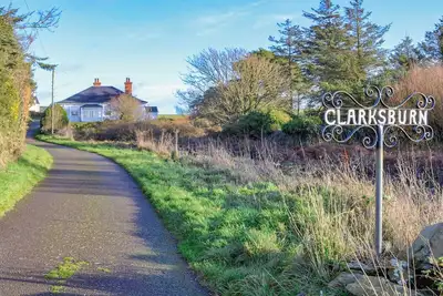 Image de A superb 4 bedroomed cottage with glorious gardens and stunning sea views.