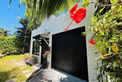 Image de Palm beach cottage in zen tropical setting near beach & shops.