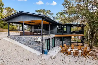 Image de Luxurious Lakefront Octagon House on Table Rock Lake! !
