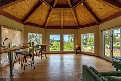 Image de Stunning Sea Views, Hot Tub, Sauna, King Bed, Private and Sunny.