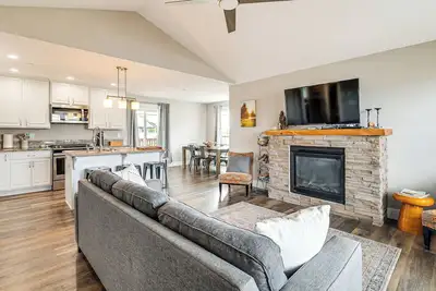 Image de Hot Tub: Modern Ocean Shores Home, 2 Mi to Beach!