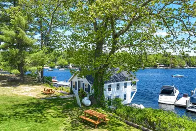 Image de Lakefront Cottage with Screened Deck, Great Lake View, WiFi & Shared Firepit