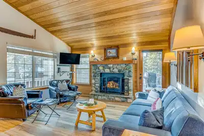 Image de Wooded Alpine Oasis with Sunroom, Fireplace, Shared Hot Tub/Pool/Sauna/Tennis
