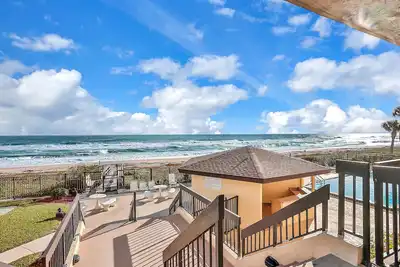 Image de Snowbird-friendly oceanfront condo with city views, pool & W/D - beach access