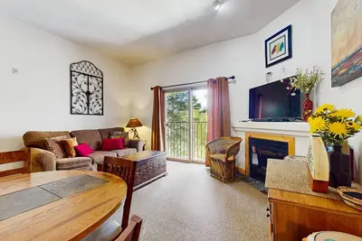 Image de Fantastic condo close to skiing with fireplace, gym, Ping-Pong - Snowbirds okay