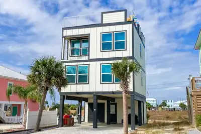 Image de Custom-built getaway w/ modern design, rooftop deck, gulf views, Ac, & WiFi