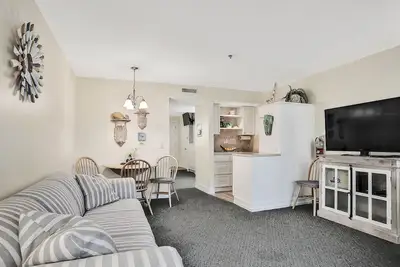 Image de Oceanfront condo with beach access - pool access & on-site washer\/dryer