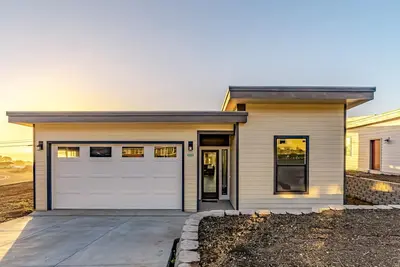 Image de Luxe & Modern Getaway Near Otter Point with Ocean Views, Central Ac & WiFi