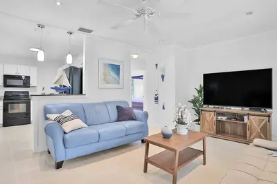 Image de Snowbird-Friendly Home with Central Ac, WiFi, Washer/Dryer & Patio