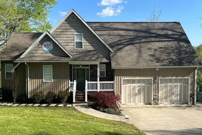 Image de Beautiful spacious lakefront home-Just minutes from I-75-Close to Atv trails.