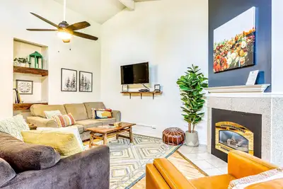 Image de Dog-Friendly Condo Steps from the Village with Balcony, WiFi & Gas Fireplace