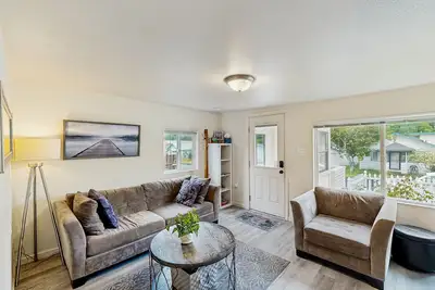 Image de Cozy family beach cottage w/ hot tub, deck, WiFi, surfboard-walk to bay, Dogs ok