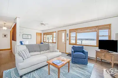 Image de Cozy Cottage on Crystal Lake W\/ Free Wifi, Gas Grill & Dock - Close to Town