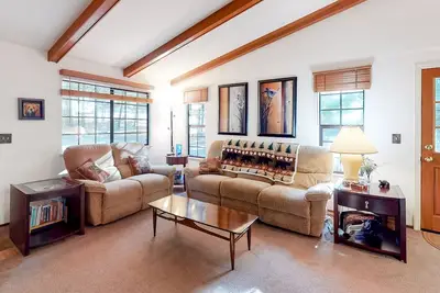 Image de Cozy cabin with central Ac & fireplace - near hiking, skiing & wine tasting
