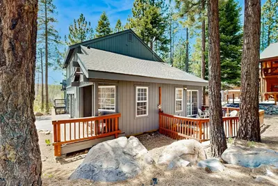 Image de Inviting home with hot tub, indoor pool & sauna access & deck