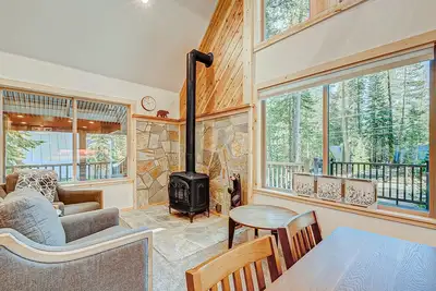 Image de Remodeled chalet with private hot tub, bumper pool table & W/D