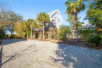 Image de Gorgeous home with marsh views, deck, firepit & gourmet kitchen