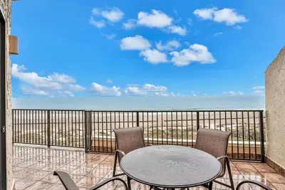 Image de Ocean-view penthouse with pool, balcony & central Ac - snowbird-friendly