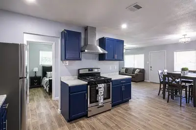 Image de Charming 3 Bedroom residential home with parking on site.
