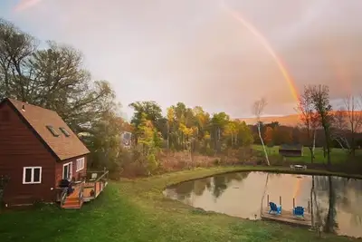 Image de Home with a spring-fed pond and mountain view.
