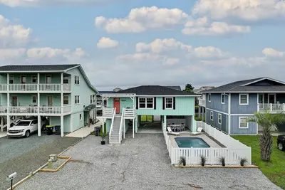 Image de \"Unleashed & Untied\" - Pet Friendly Canal Home, 3 Bedrooms / 2 Bathrooms