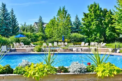 Image de Two-story condo with patio, fireplace, grill, & heated pool - dog-friendly