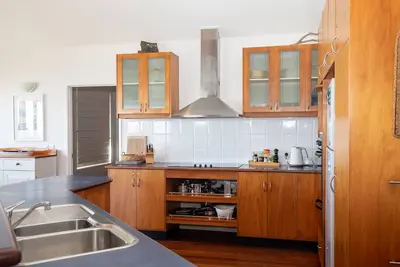 Image de Set high with sweeping ocean views to Moreton Island and Cylinder Beach.