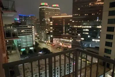 Image de Texas Medical Center Luxury Apt- Gym, Valet, Concierge, Pool, & Walk to Train