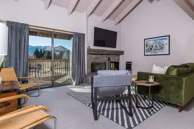 Image de Book Now for a Summer Getaway! Condo with Mountain Views and Shared Hot Tub