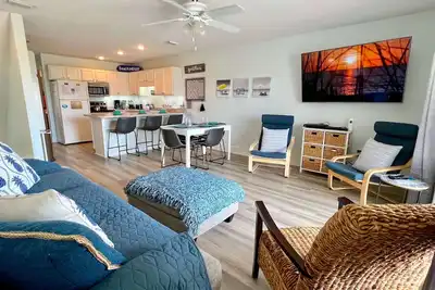 Image de Updated unit, gated resort, 2 pools/playground. Beach chairs+ cart. Ez walk to beach
