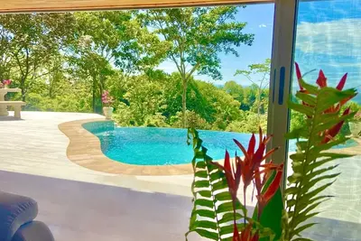 Image de Gorgeous Brand New Ocean View Rainforest Home