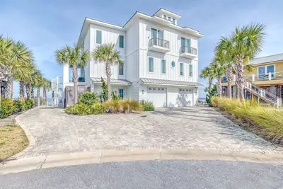 Image de Luxury Water Front Home with a Private (Heated) Pool & Swim-up Bar!
