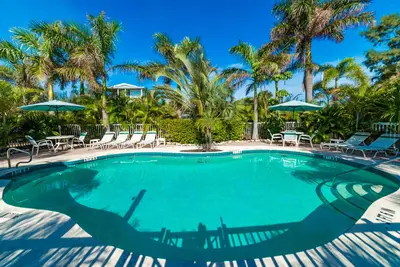 Image de Quaint Condo with Shared Pool, Only 2 Houses to the Beach - Sand And Sea 109 A