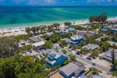 Image de Anna Maria Island Home with Pool, Spa, 1-minute to the Beach - Water Colors