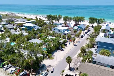 Image de Steps to Beach and Pool Cozy Island Flat Near Pine Ave