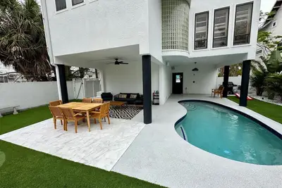 Image de Luxury home near the beach and shopping! Private backyard and pool!