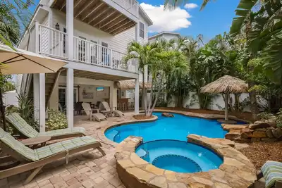 Image de Stunning Home with Pool, Tiki Bar, and Game Room! 2 Minute Walk to Beach - Marga